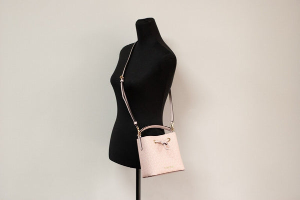 Michael Kors Suri Small Dark Powder Blush Signature PVC Bucket Crossbody käsilaukku